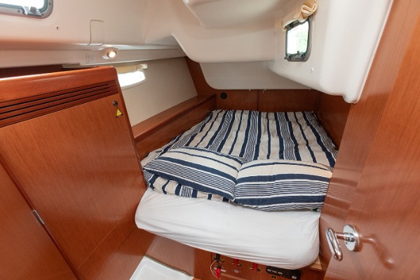 Beneteau Oceanis 43 additional image 9