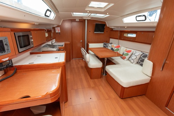 Beneteau Oceanis 43 additional image 5