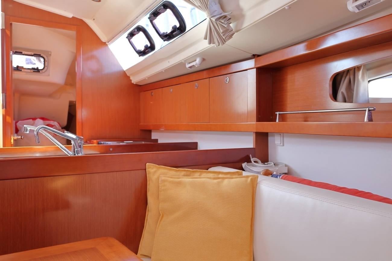 Beneteau Oceanis 31 Lift Keel 8