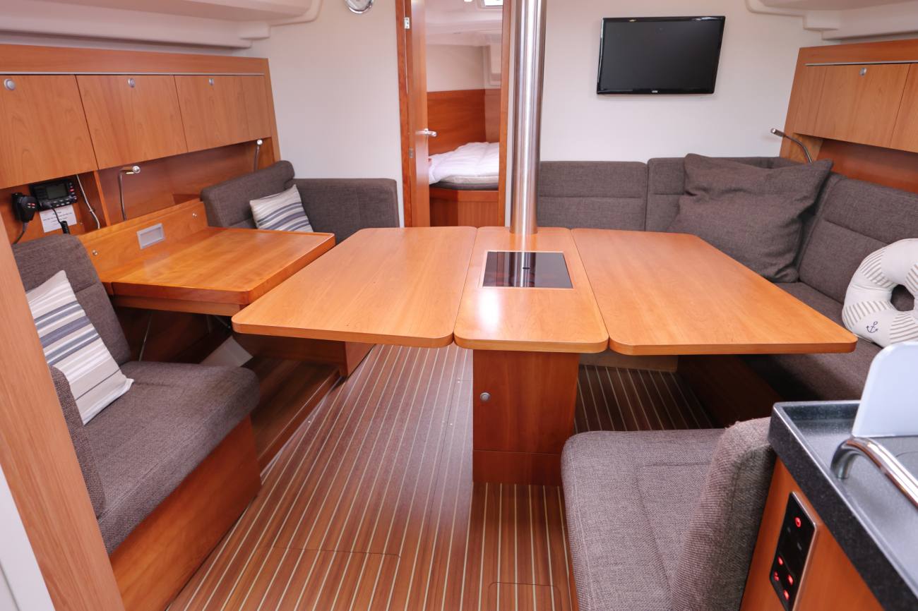 Saloon table extended