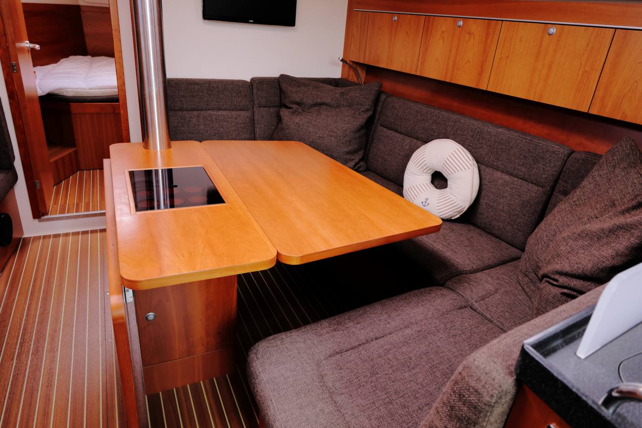 Saloon table, 1 leaf raised