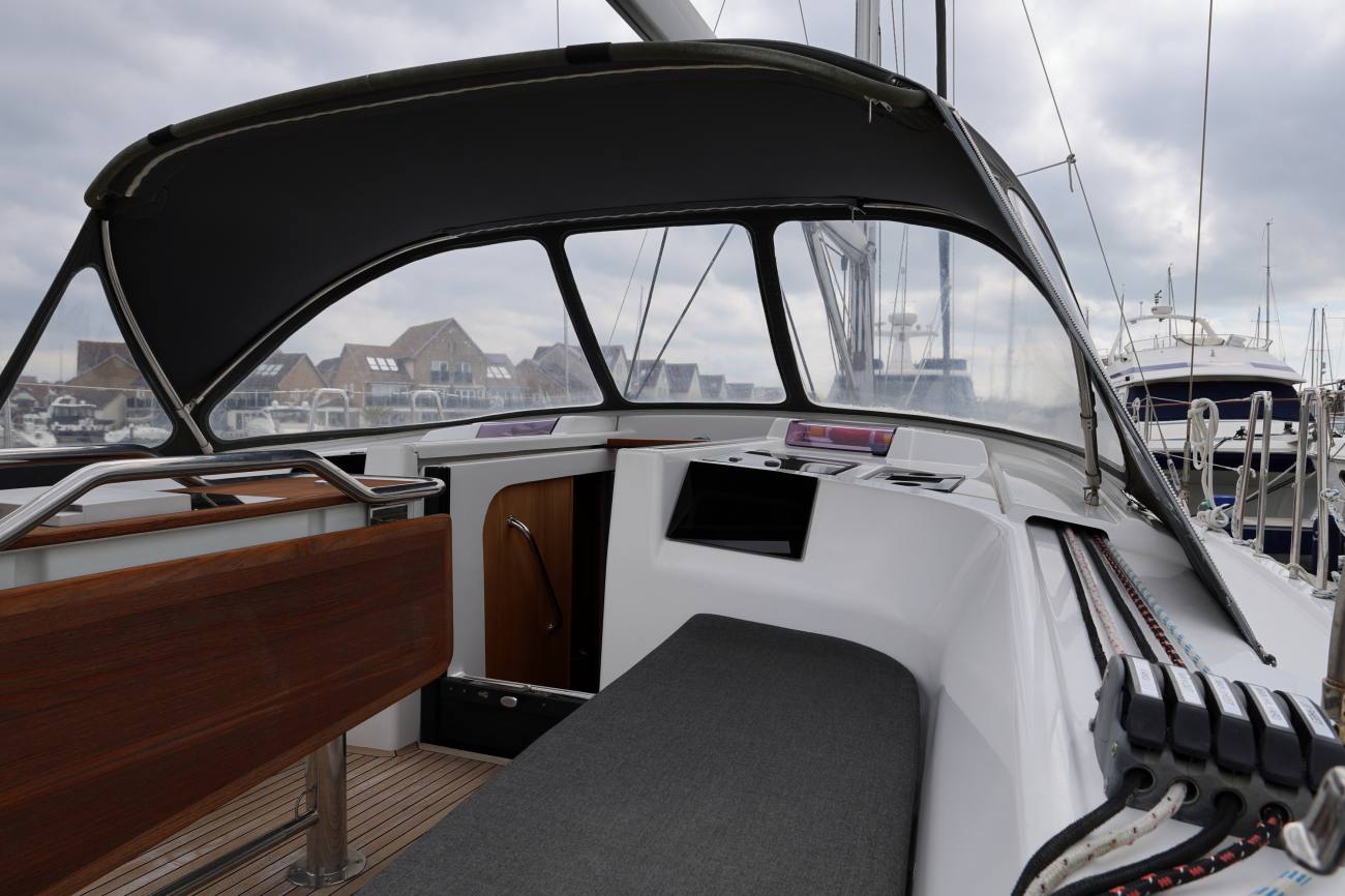 Sprayhood and cockpit seat