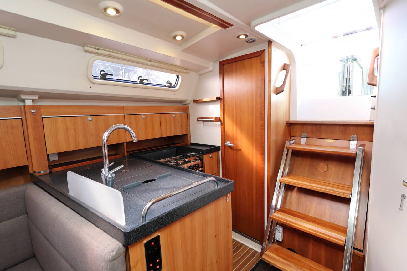 Hanse 345 Companionway steps
