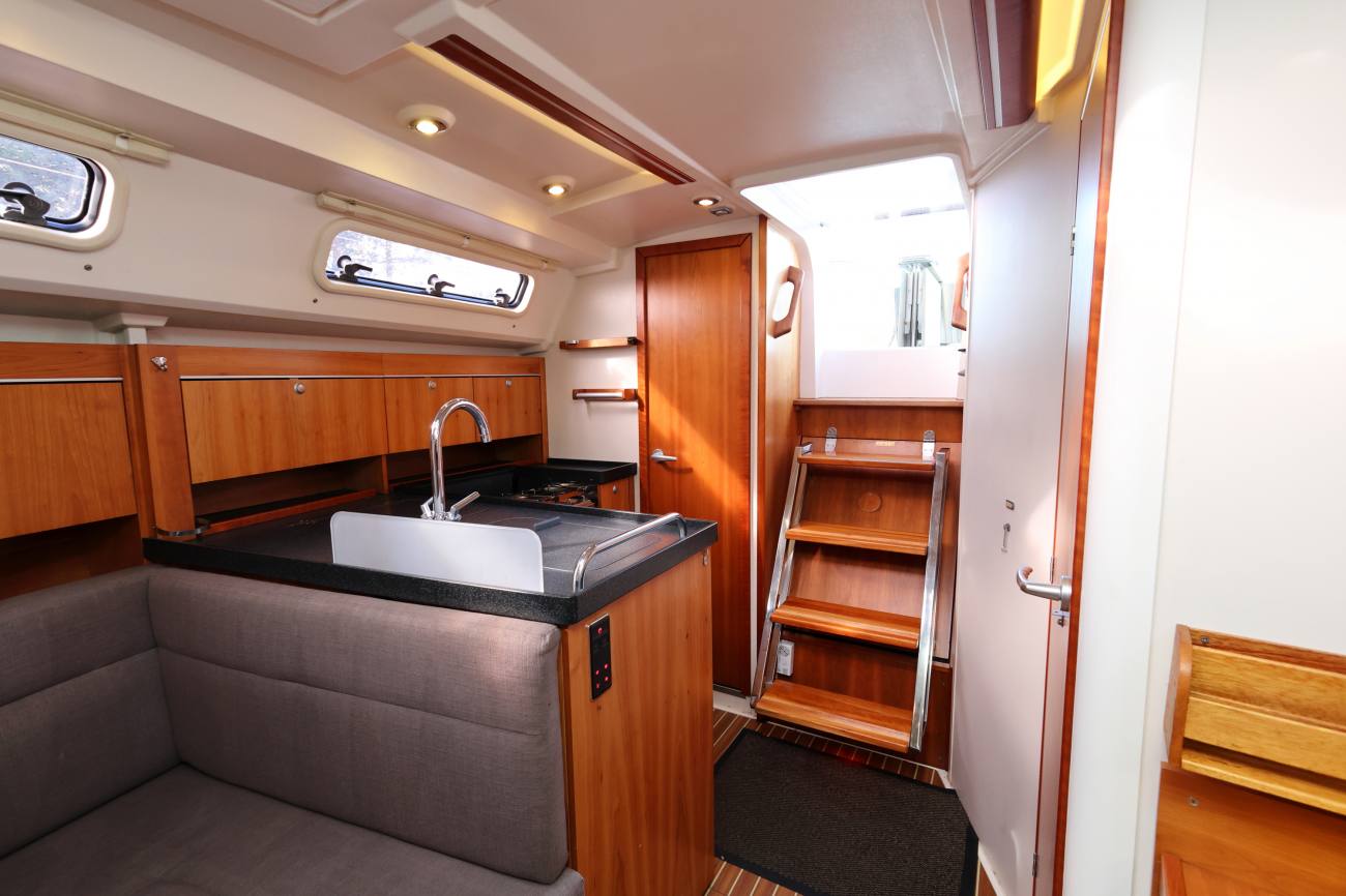 Hanse 345 Galley and steps