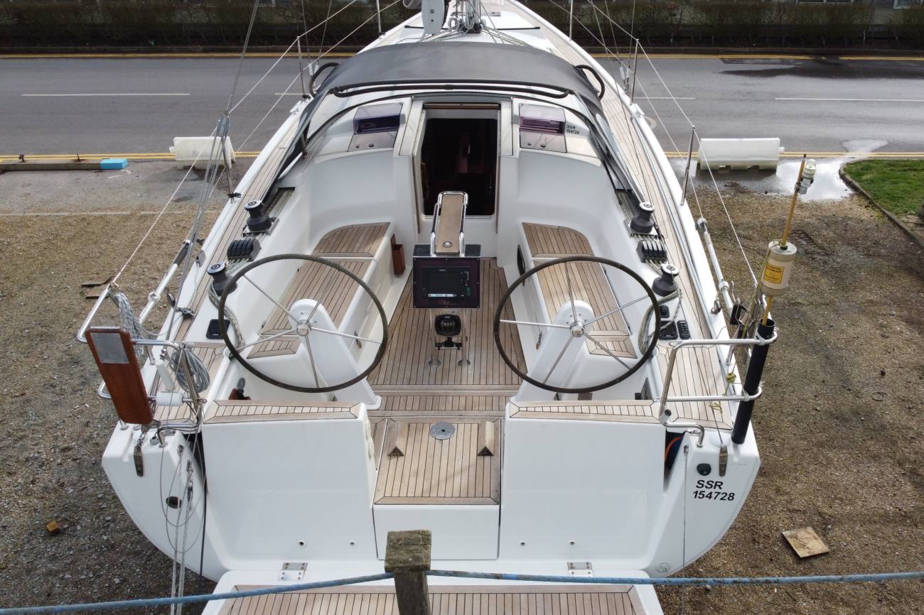 Hanse 345 Access from stern bathing platform