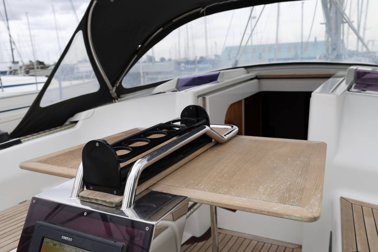 Hanse 345 Cockpit Table