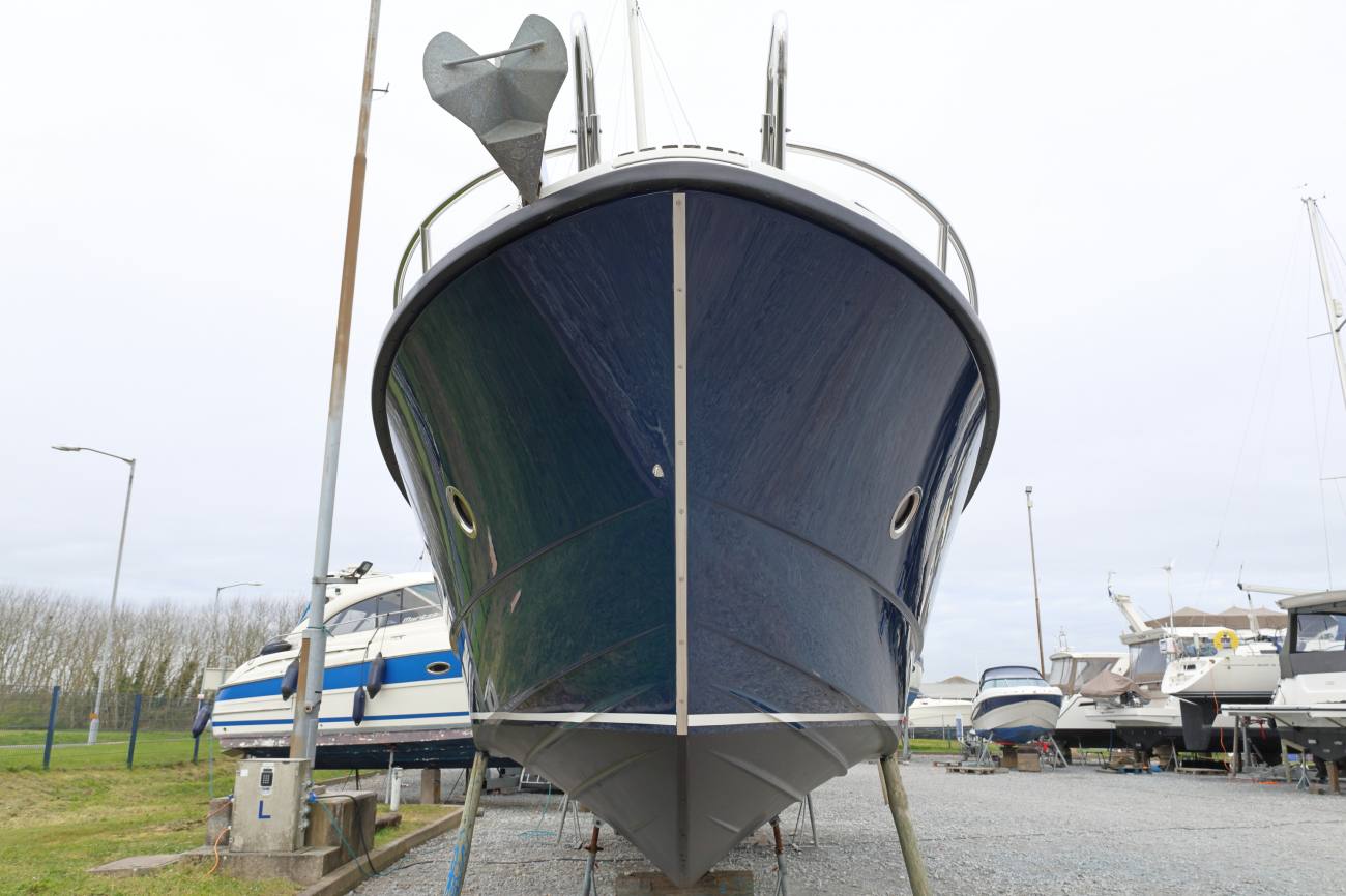 Sargo 36 Fly Memsahib Bow Ashore