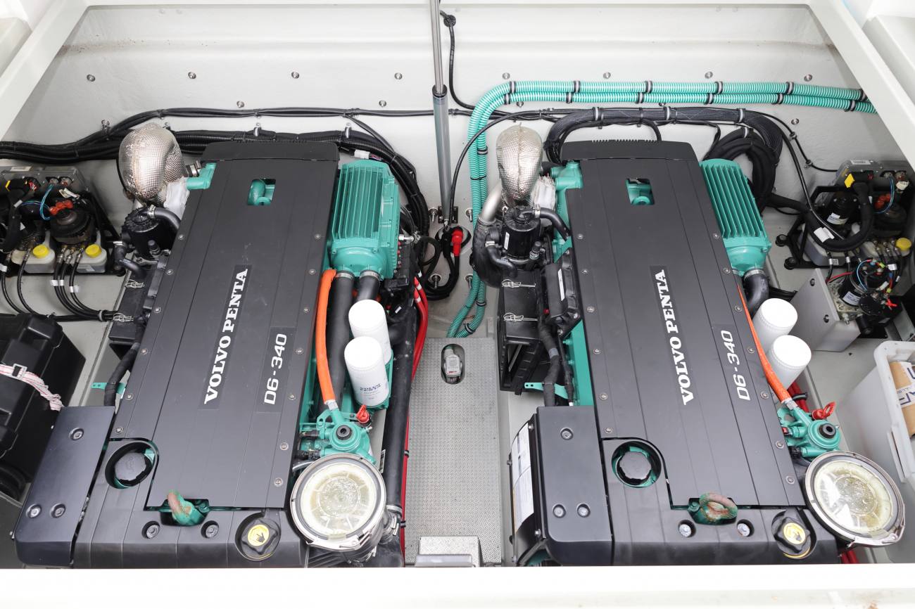 Sargo 36 Fly Memsahib Engine Bay