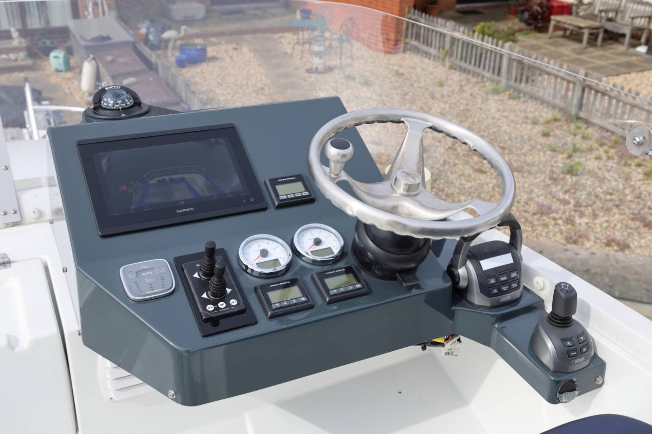 Sargo 36 Fly Memsahib Flybridge Helm