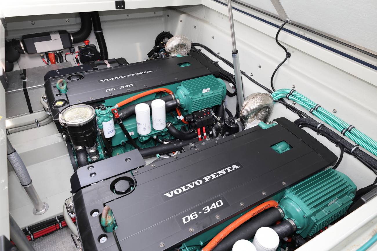 Sargo 36 Fly Memsahib Engine Bay