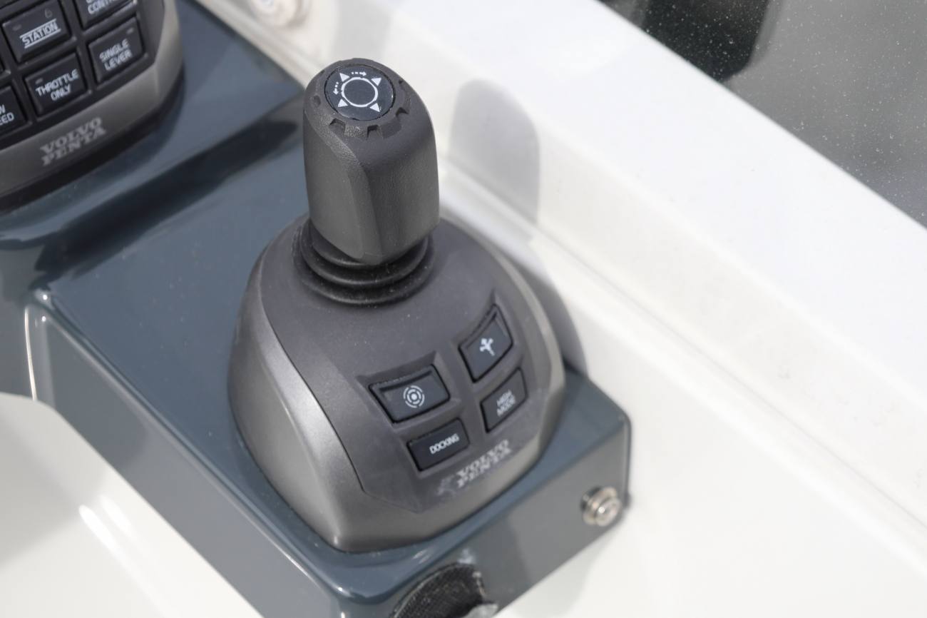 Sargo 36 Fly Memsahib Flybridge Joystick