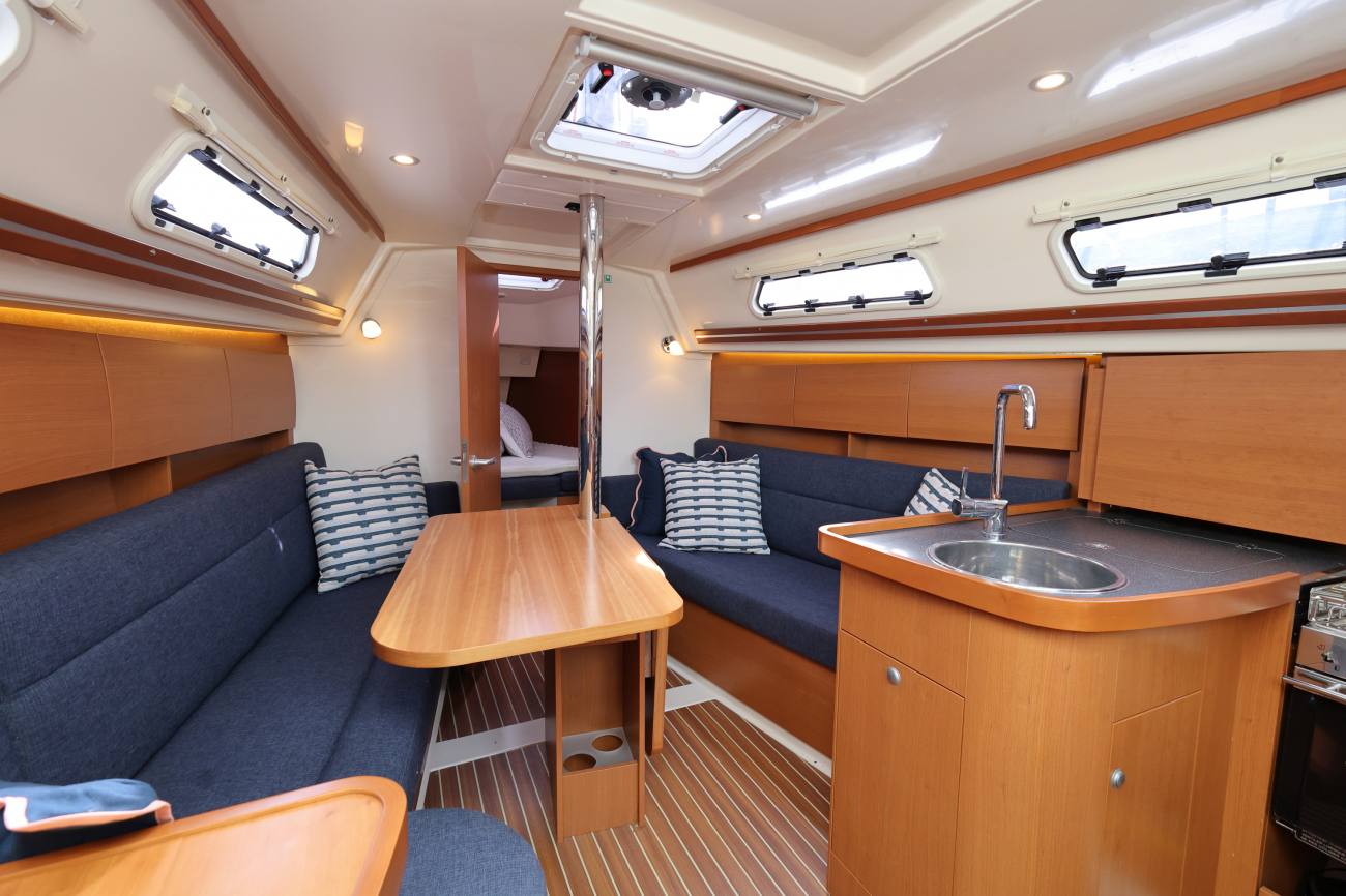 Hanse 325 Squeak Saloon