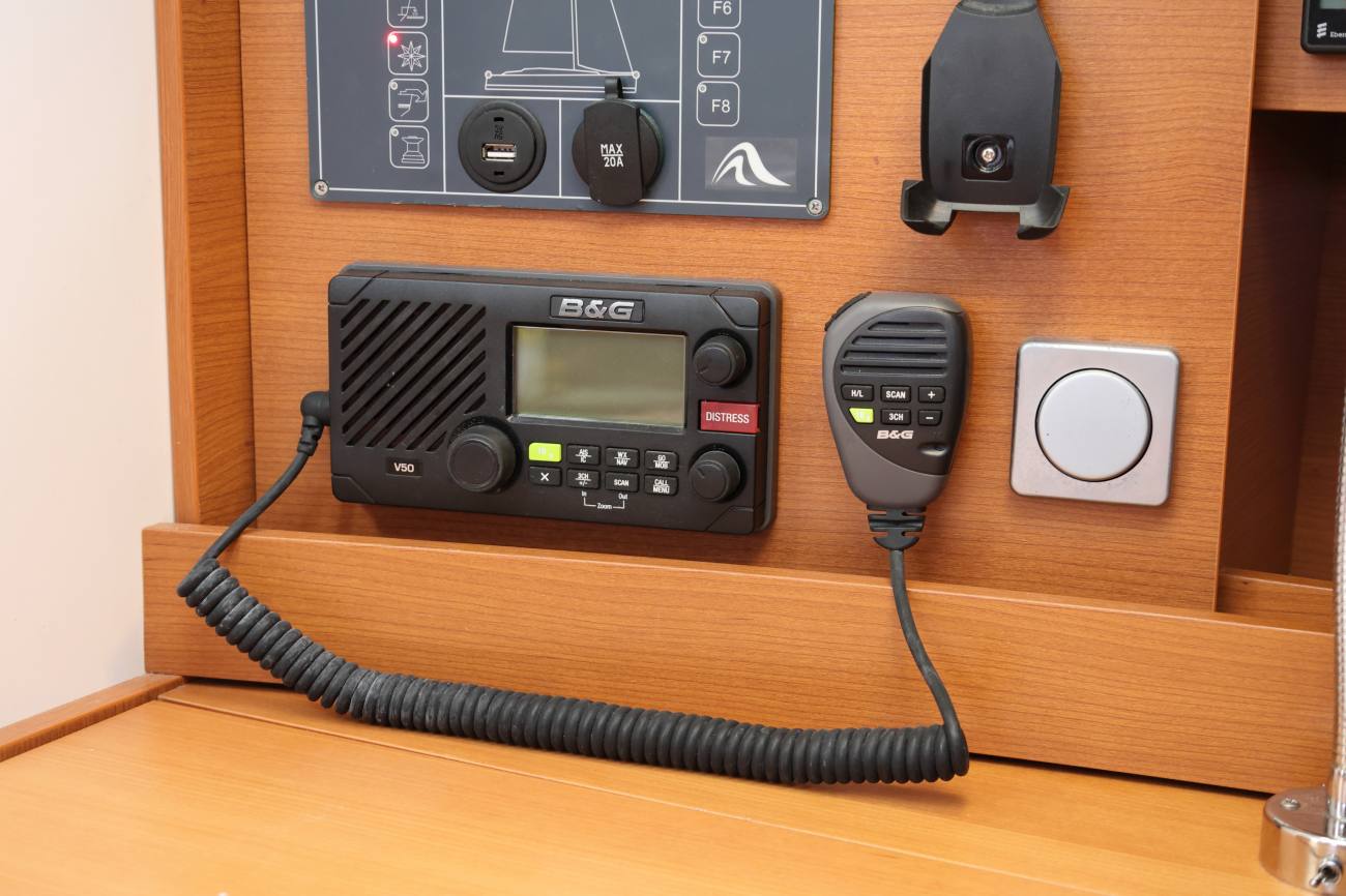 Hanse 325 Squeak VHF