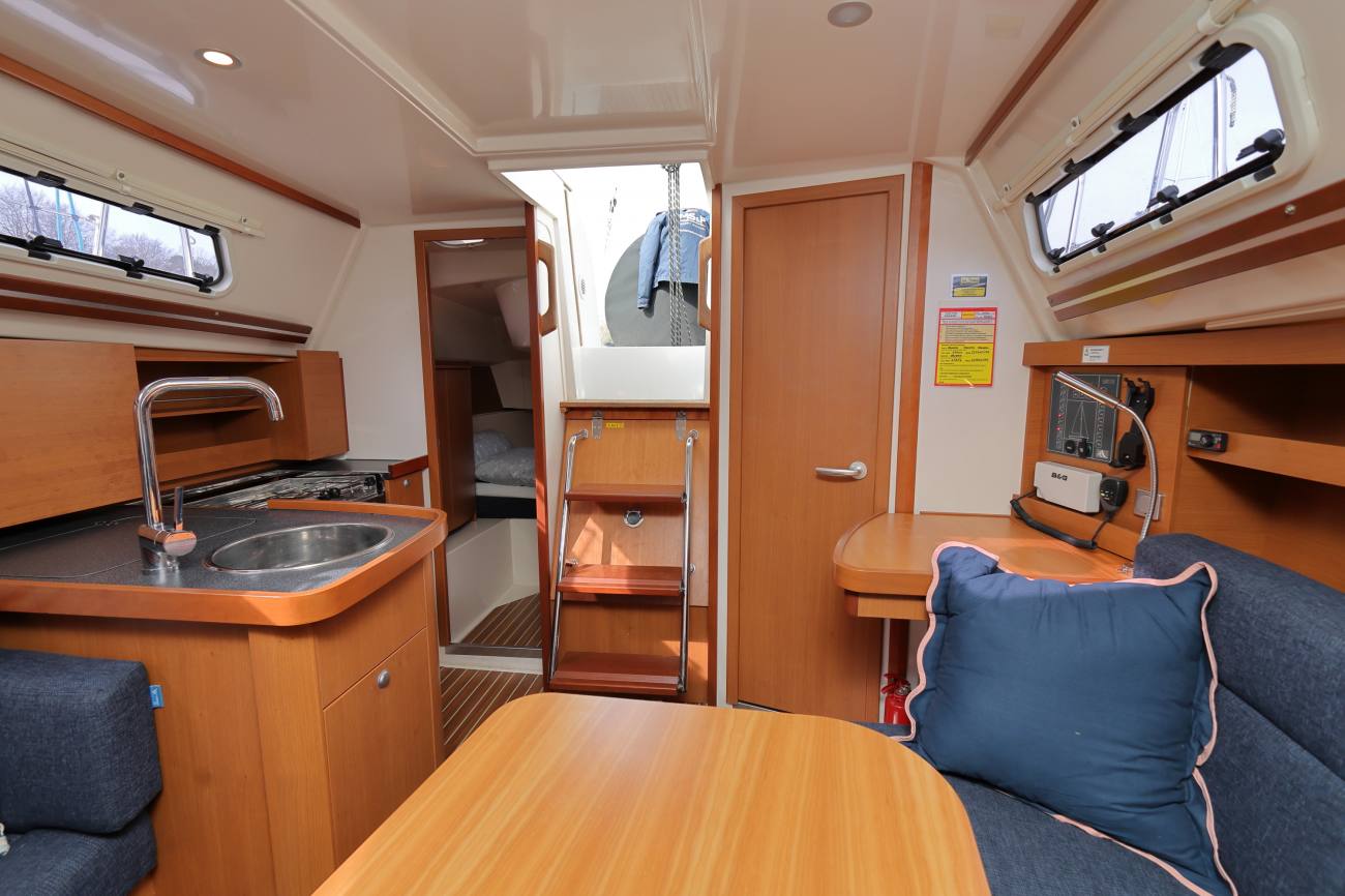 Hanse 325 SqueakSaloon looking Aft