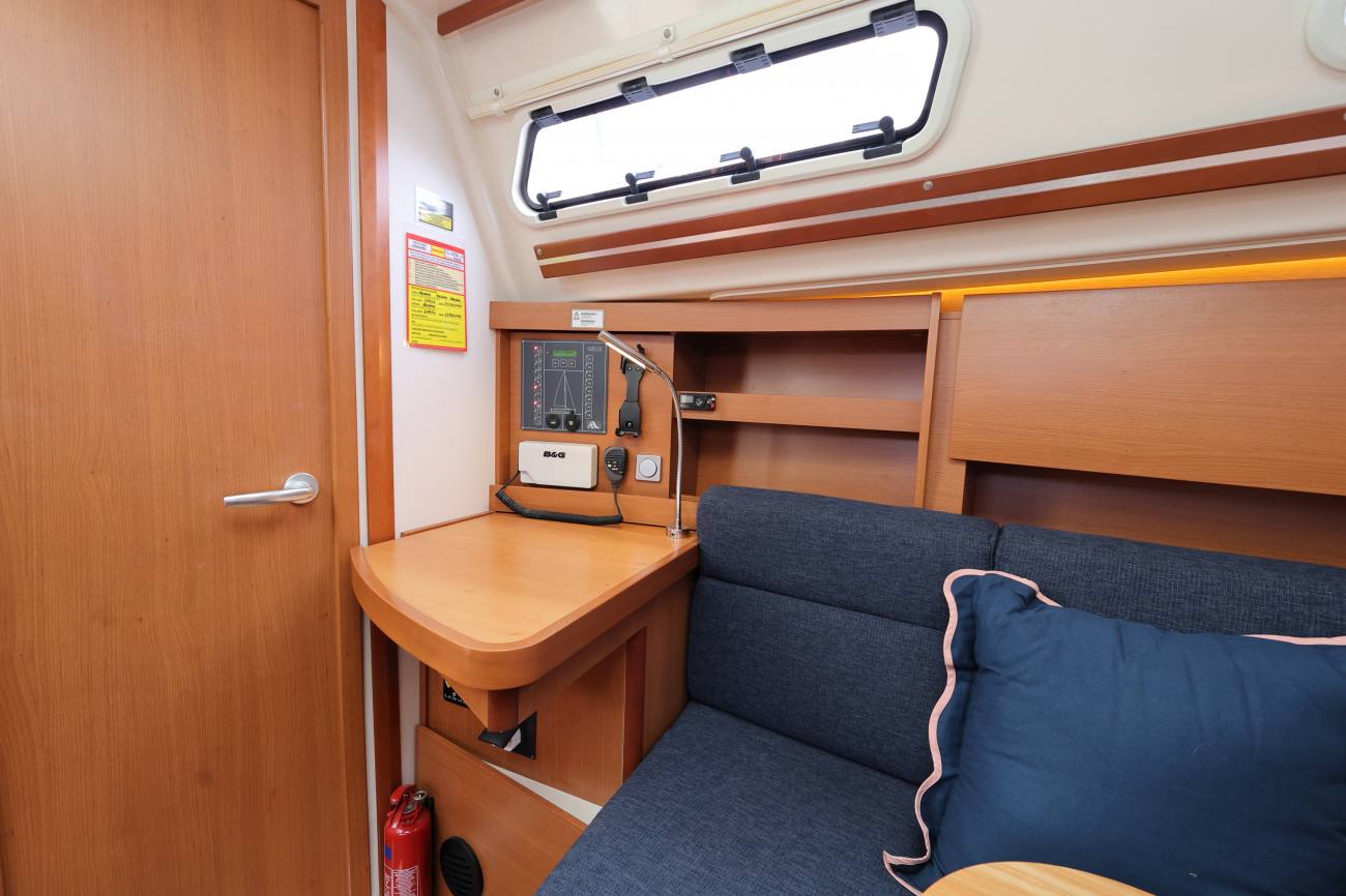 Hanse 325 Squeak Nav Table