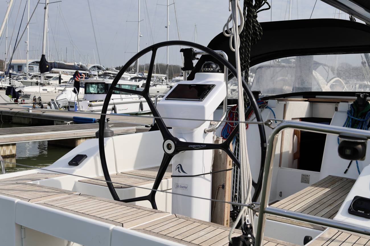 Hanse 325 Squeak Helm