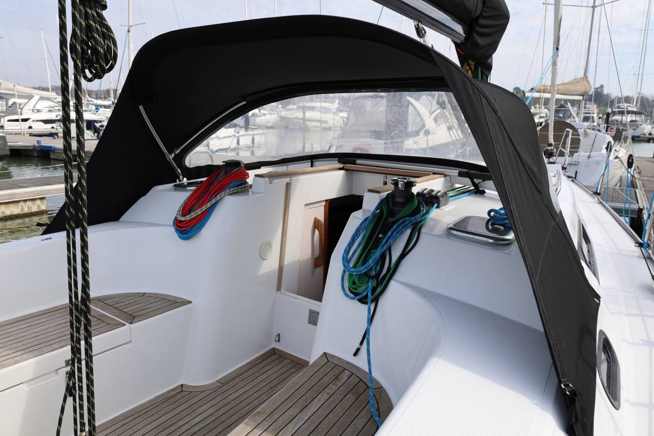 Hanse 325 Squeak Cockpit Fwd