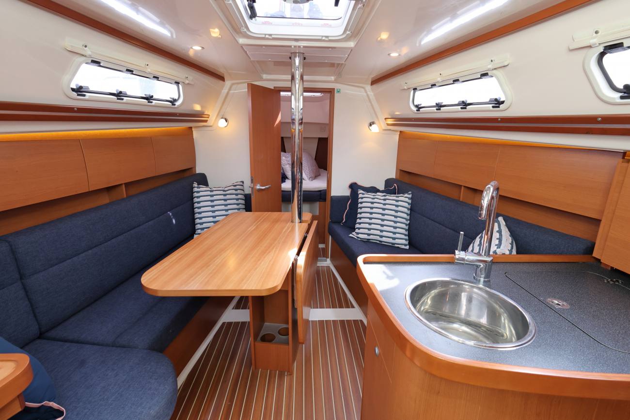 Hanse 325 Squeak Saloon 2