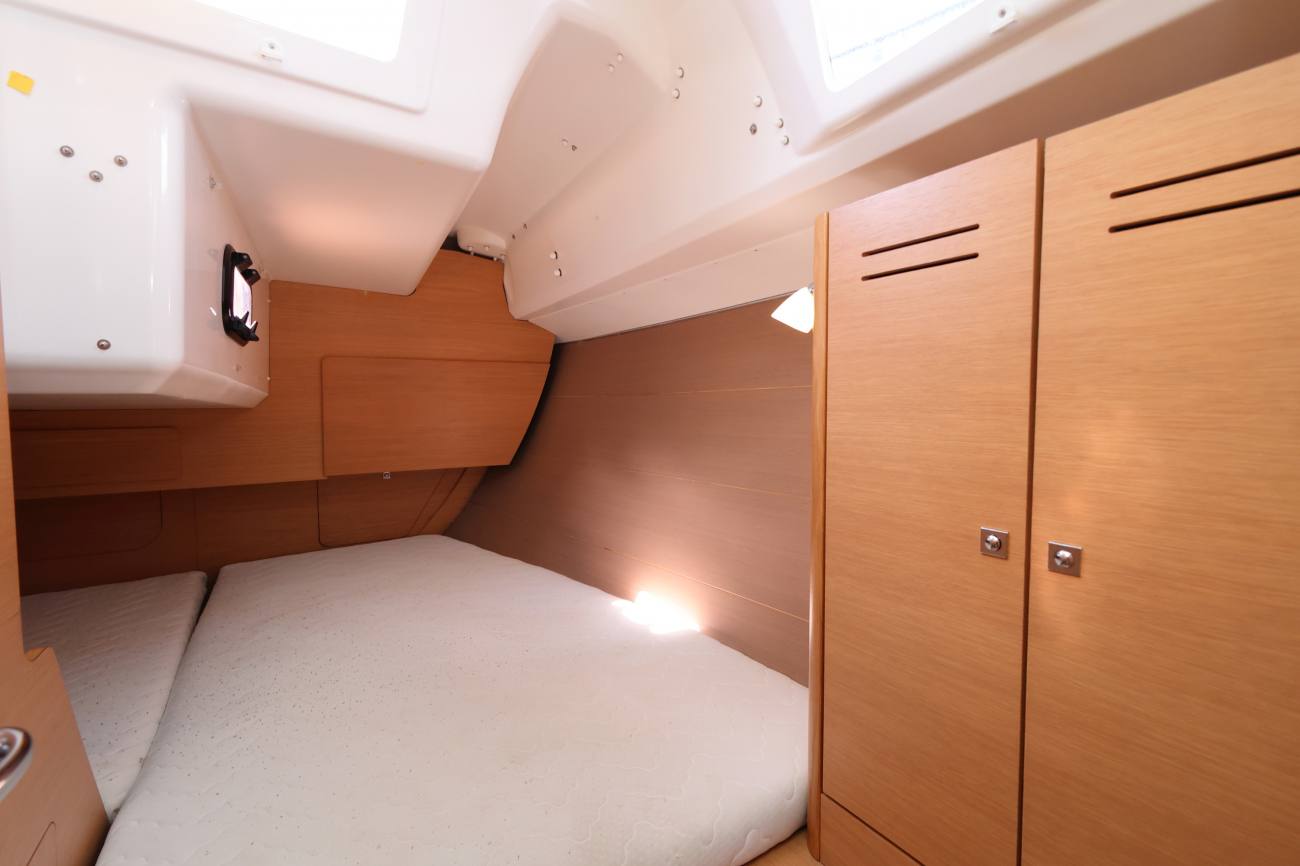 Aft cabin and hanging locker