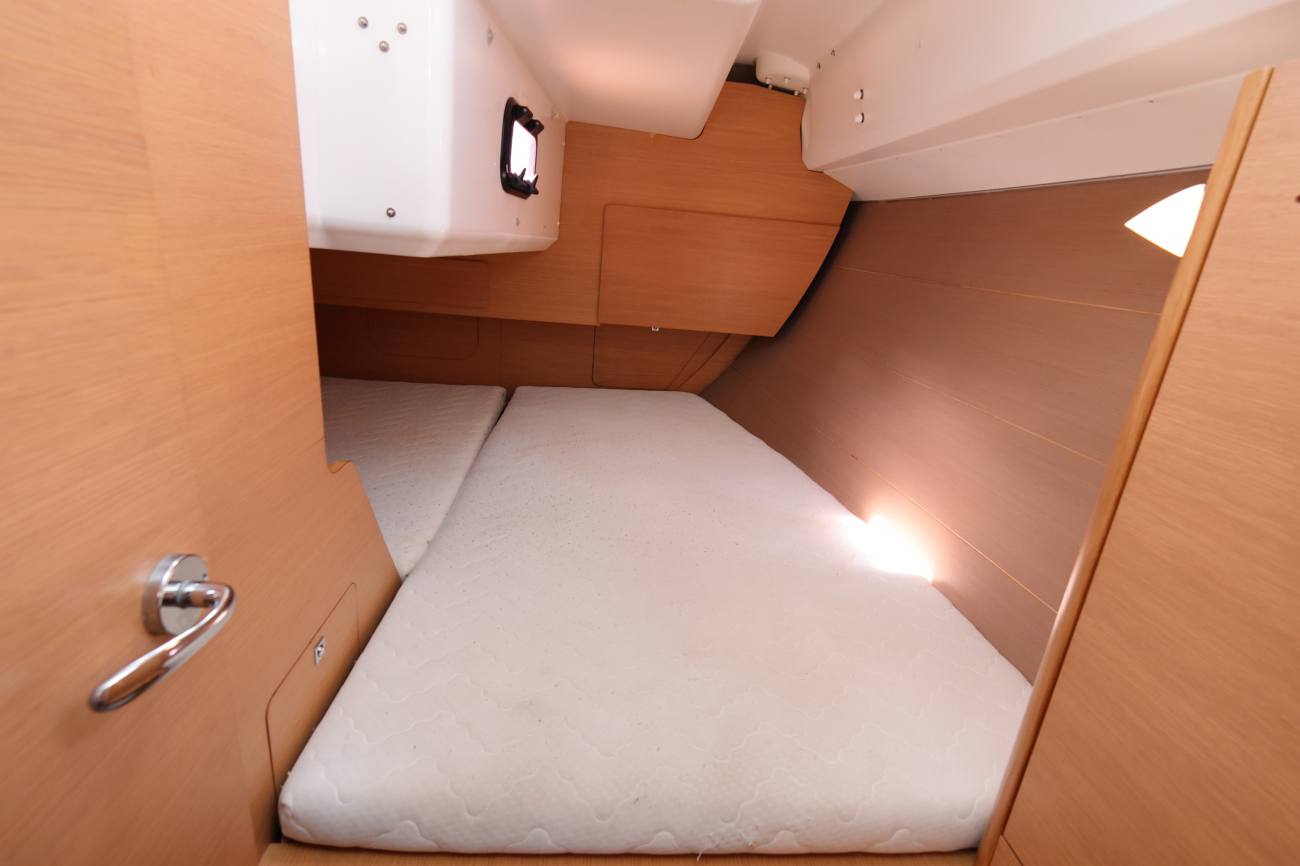 Aft cabin bed