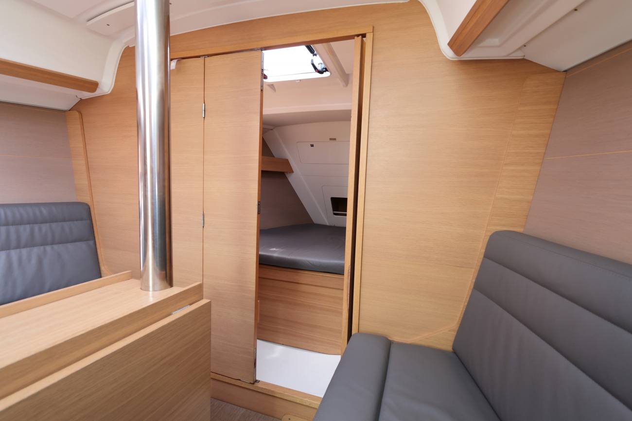 Fore cabin with half door