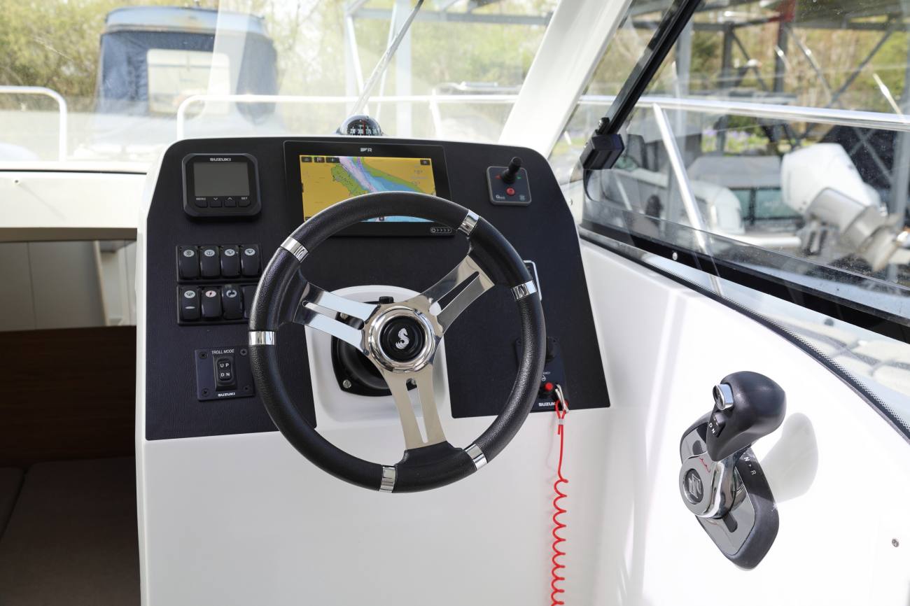 Beneteau Antares 8 - Helm