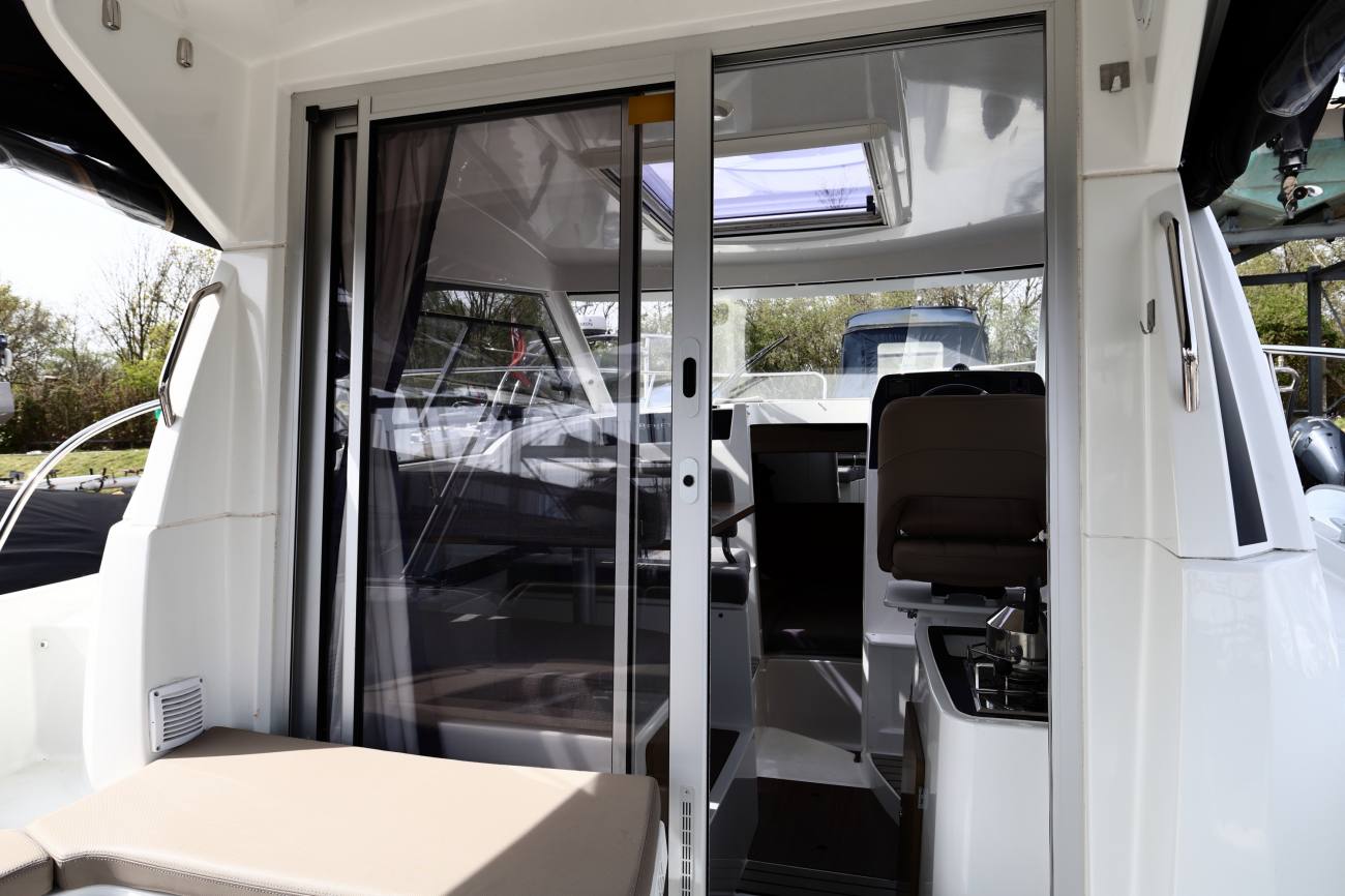 Beneteau Antares 8 - Aft doors open