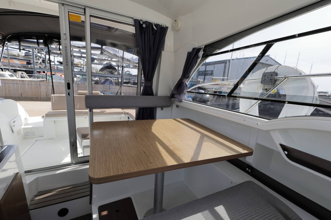 Beneteau Antares 8 - Saloon table