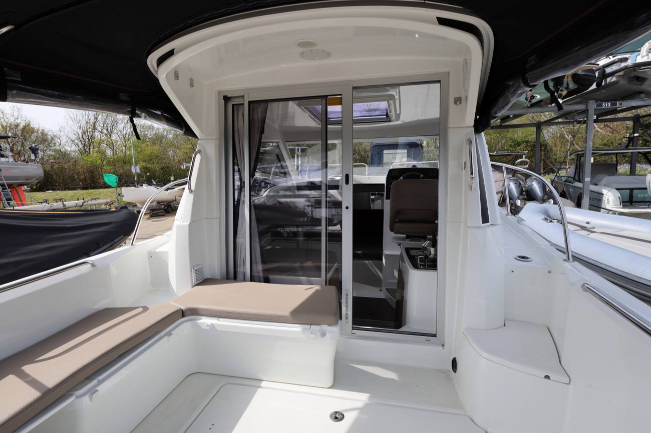 Beneteau Antares 8 - Cockpit and aft doors