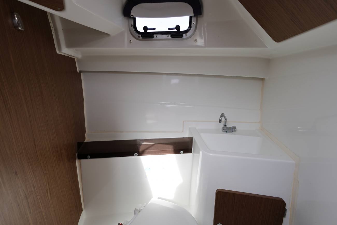 Beneteau Antares 8 - Heads