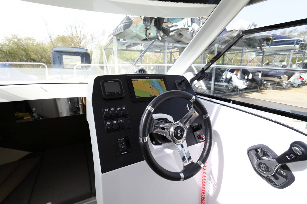 Beneteau Antares 8 - Helm and throttle