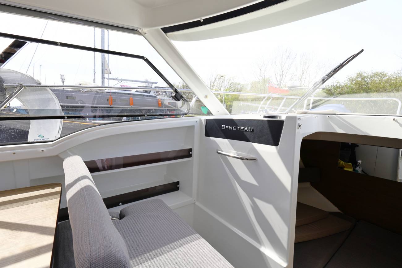 Beneteau Antares 8 - Helm