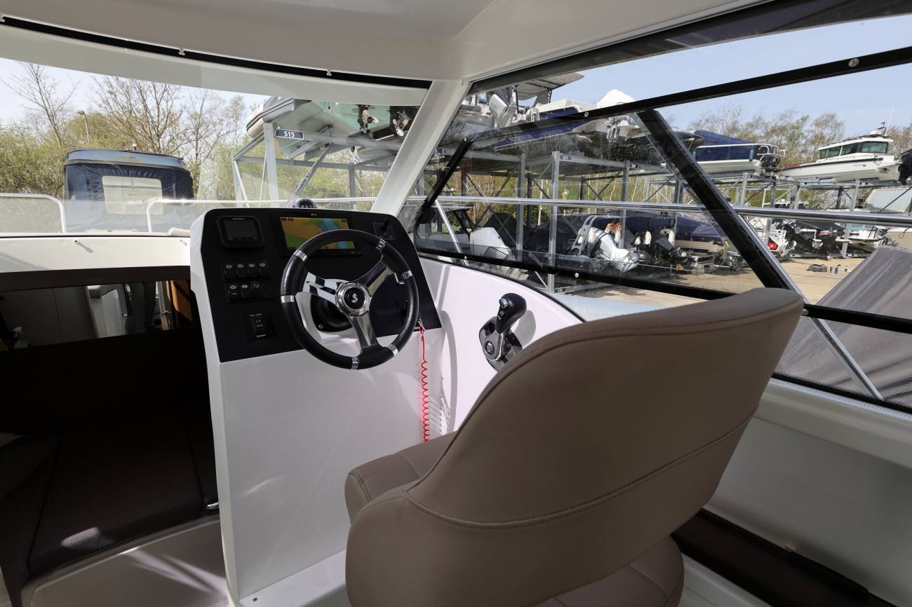 Beneteau Antares 8 - Helm