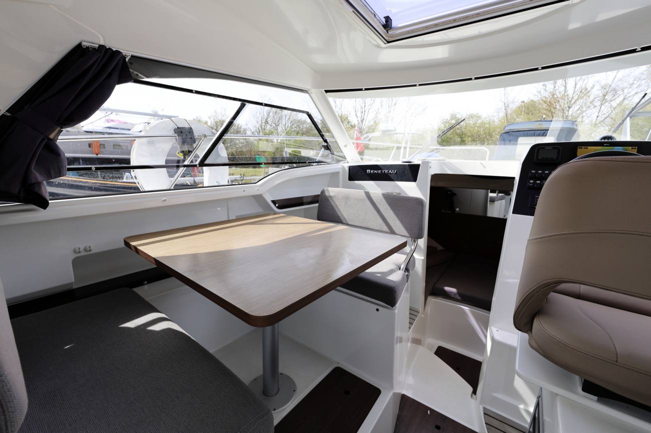 Beneteau Antares 8 - Saloon table