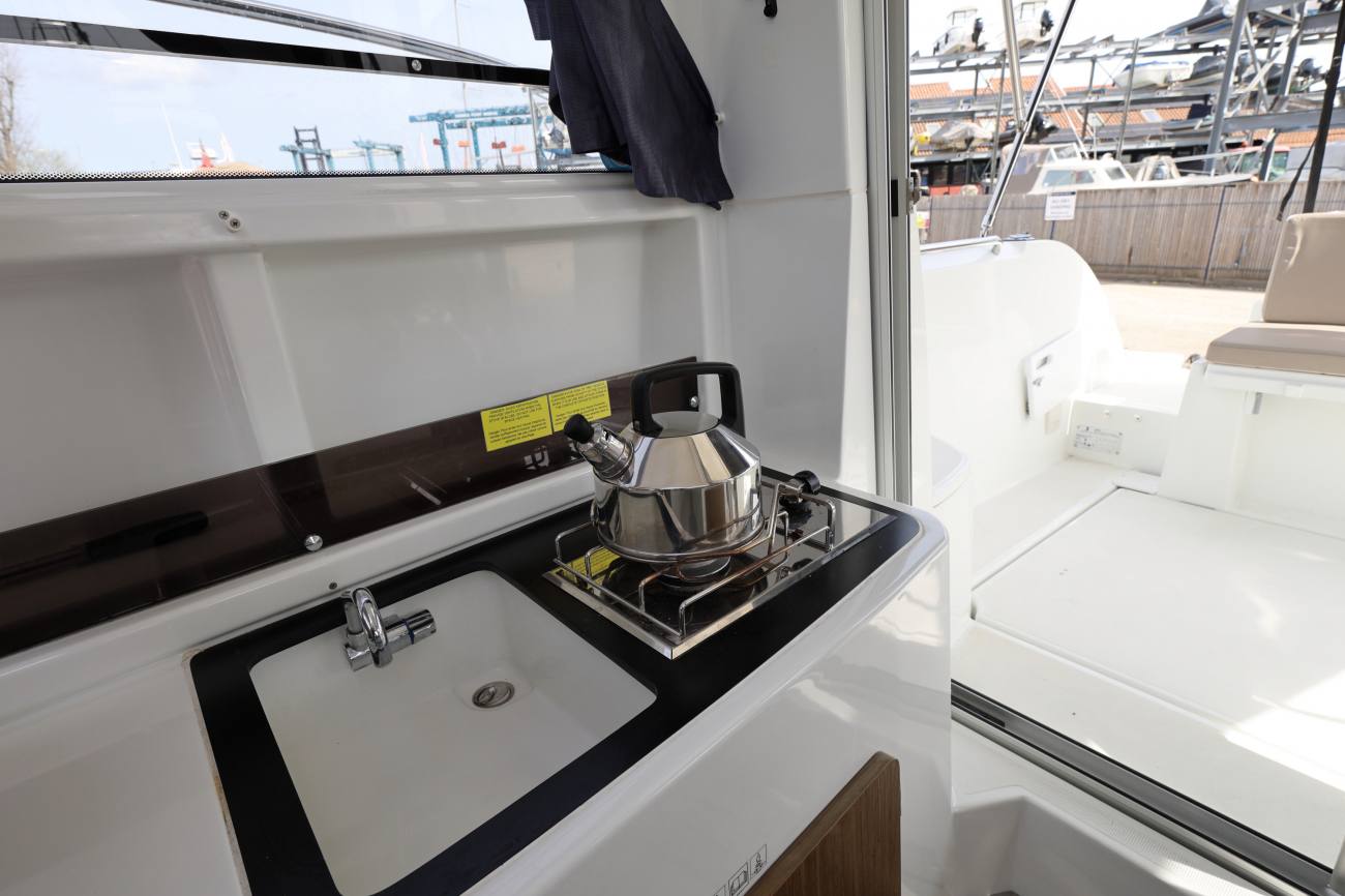 Beneteau Antares 8 - Galley
