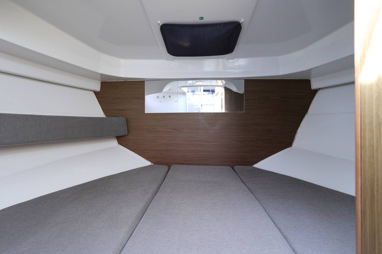 Beneteau Antares 8 - Cabin