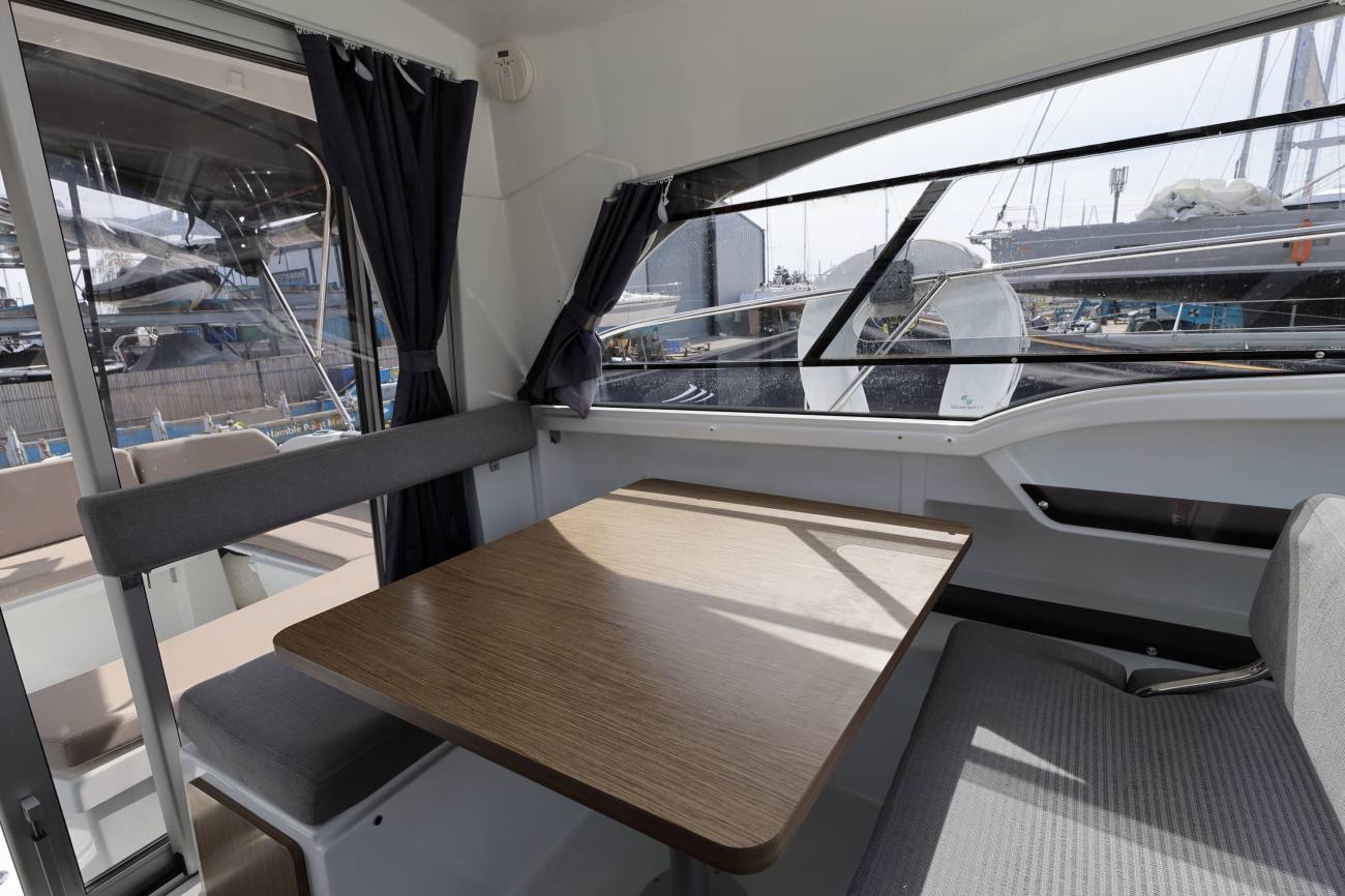 Beneteau Antares 8 - Saloon