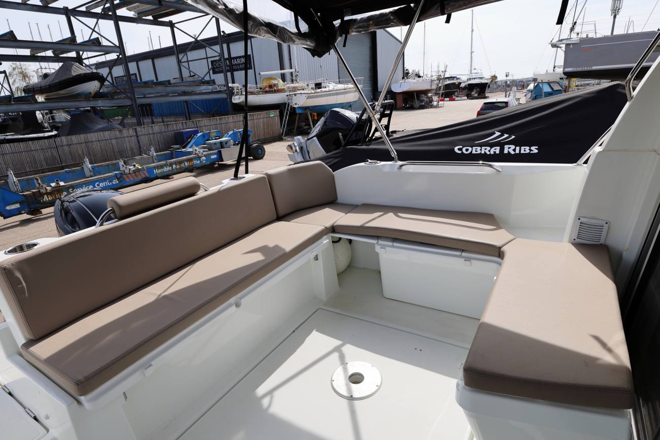 Beneteau Antares 8 - Cockpit seating
