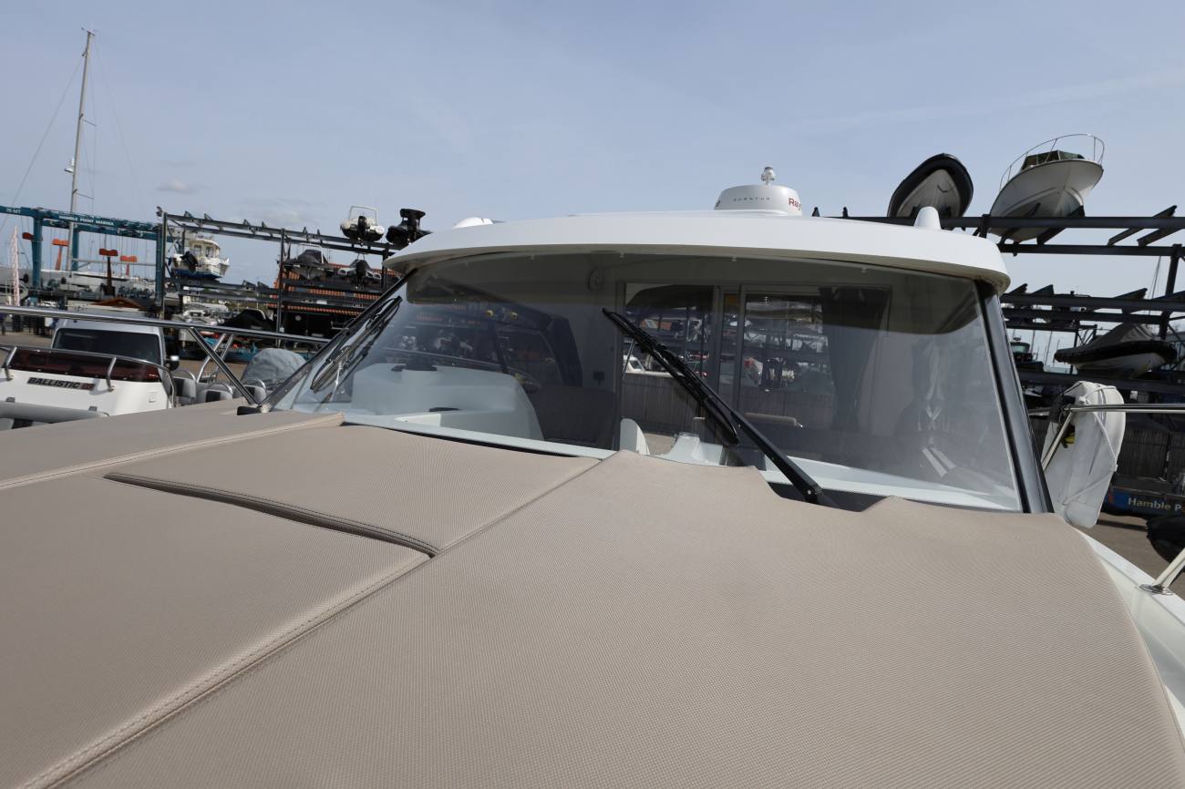 Beneteau Antares 8 - Windscreen