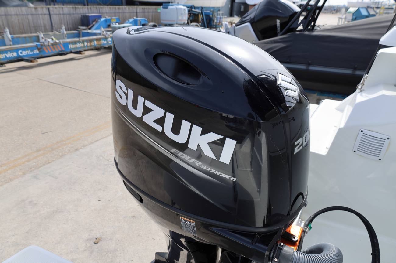 Beneteau Antares 8 - Suzuki 200hp
