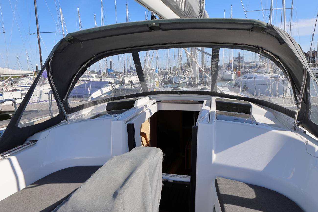 Cockpit table cover and sprayhood