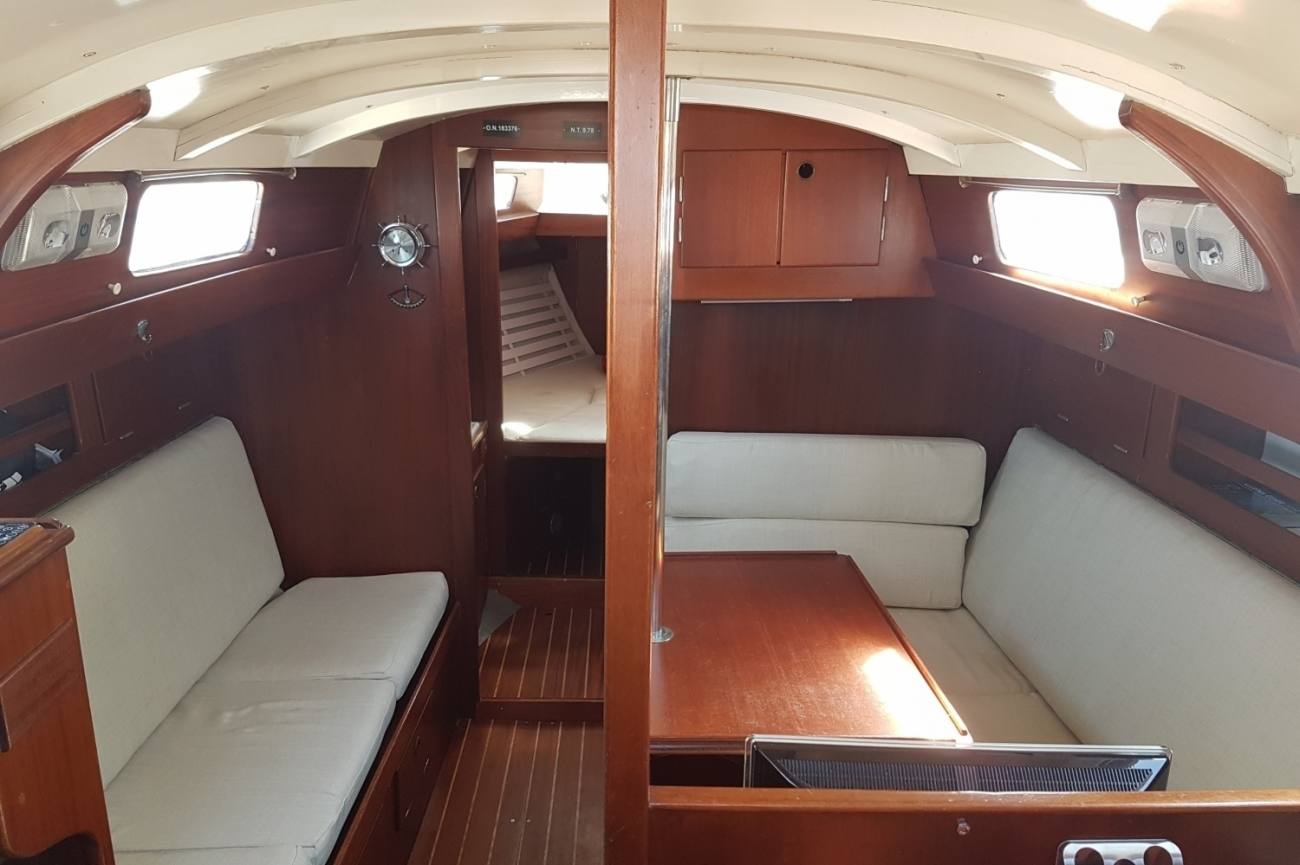 Hallberg Rassy Mistral 33 19