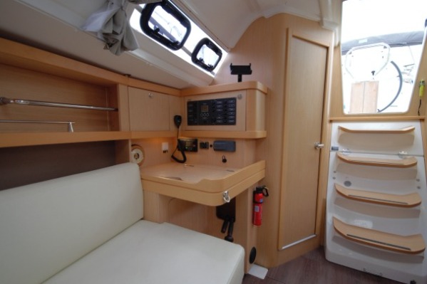 Beneteau Oceanis 31 additional image 8