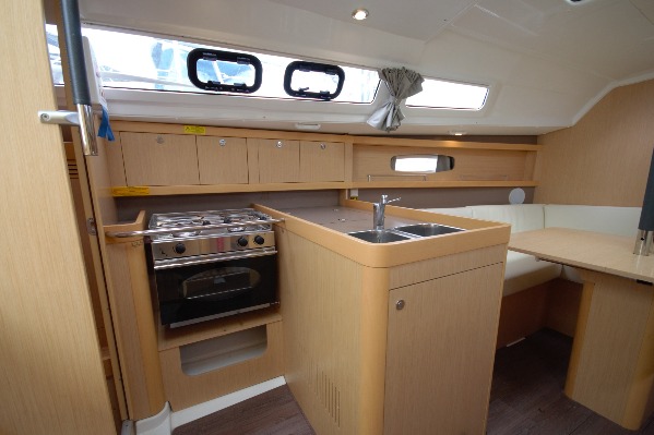 Beneteau Oceanis 31 additional image 7